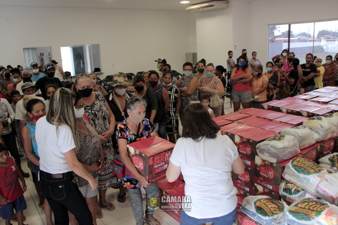 16/12/2021 09:41:00 Famílias de baixa renda recebem cestas de natal do poder público entidades e empresas de Vera