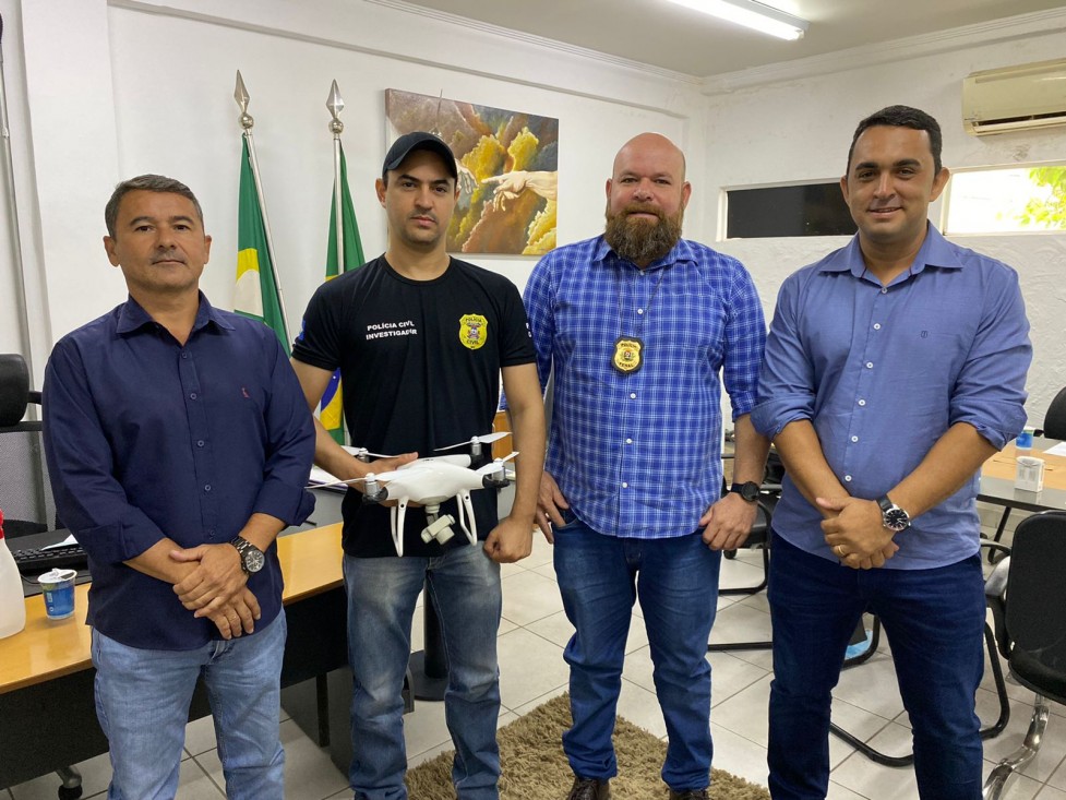 29/10/2021 11:39:00 Vereador concretiza entrega de drone para a PolÍcia Civil de Vera