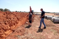 Donizete e Alfredo visitam obra das casas populares e verificam andamento