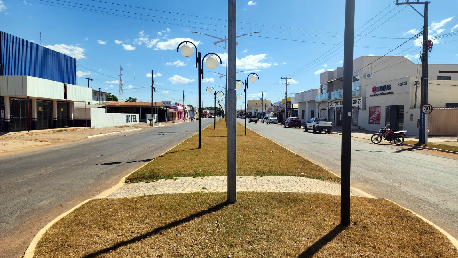 INDICAÇÃO - Que o Poder Executivo autorize estacionamento nos dois lados da Avenida Brasil