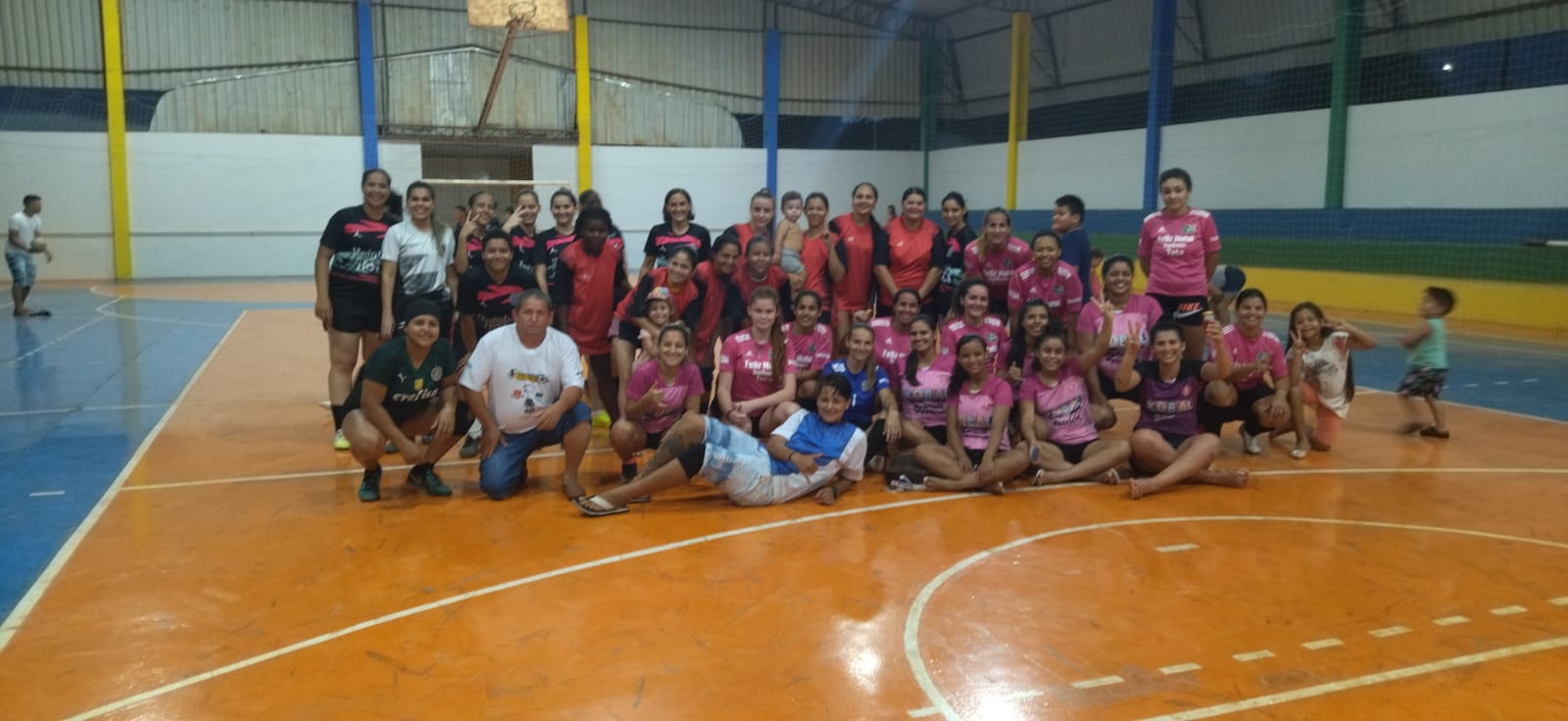 Times femininos de Vera recebem Feliz Natal em quadrangular de futsal