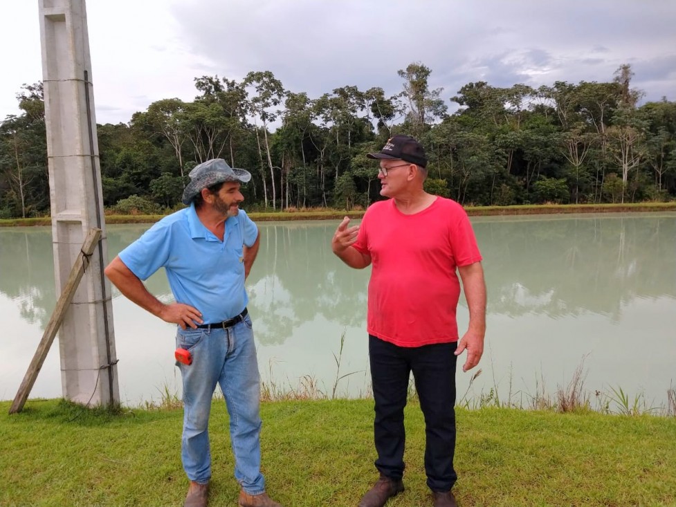 Vereador atende chamado e visita produtor de peixes