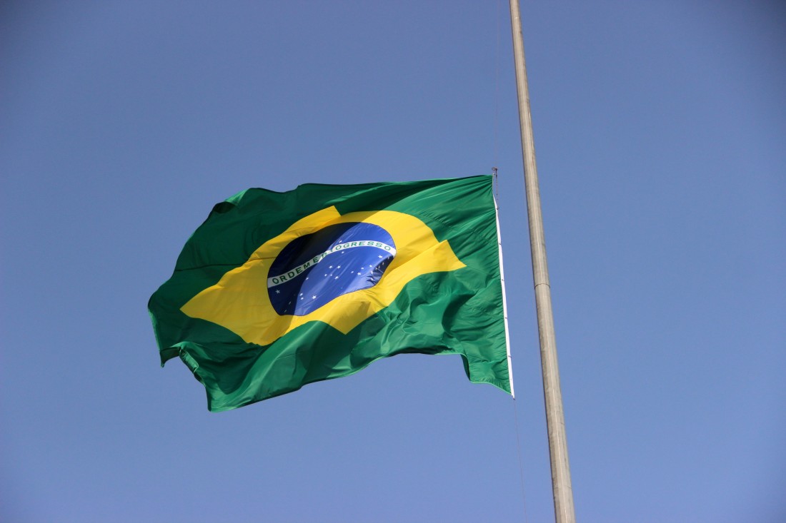 Vereadores participam do hasteamento da bandeira Nacional Brasileira